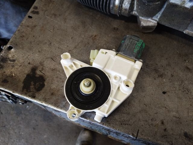 bontott MERCEDES-BENZ C-CLASS Jobb első Ablakemelő Motor