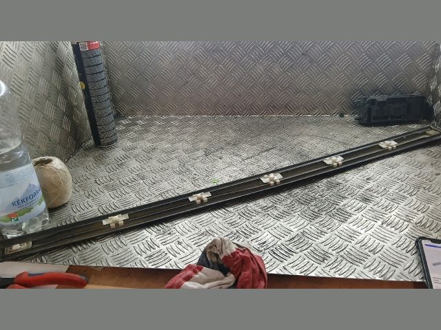 bontott MERCEDES-BENZ C-CLASS Jobb első Ajtó Díszléc