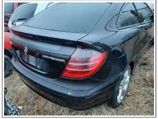 bontott MERCEDES-BENZ C-CLASS Jobb első Dobbetét (Kerékjárati, Műanyag)