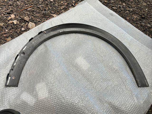 bontott MERCEDES-BENZ C-CLASS Jobb első Sárvédő Díszléc