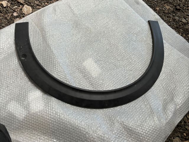 bontott MERCEDES-BENZ C-CLASS Jobb első Sárvédő Díszléc