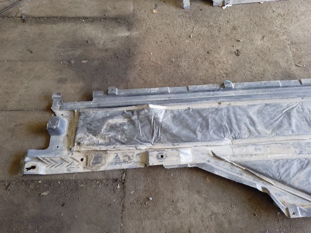 bontott MERCEDES-BENZ C-CLASS Jobb Fenéklemez