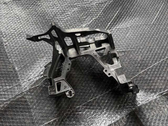 bontott MERCEDES-BENZ C-CLASS Jobb Fényszóró Tartó