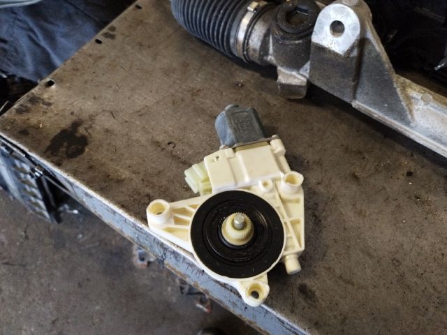 bontott MERCEDES-BENZ C-CLASS Jobb hátsó Ablakemelő Motor