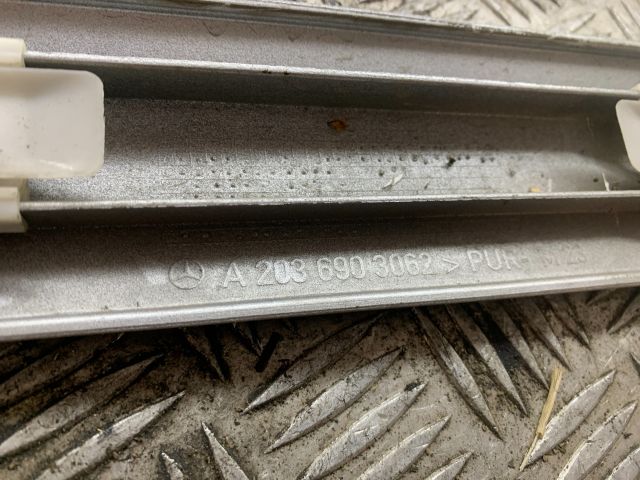 bontott MERCEDES-BENZ C-CLASS Jobb hátsó Ajtó Díszléc