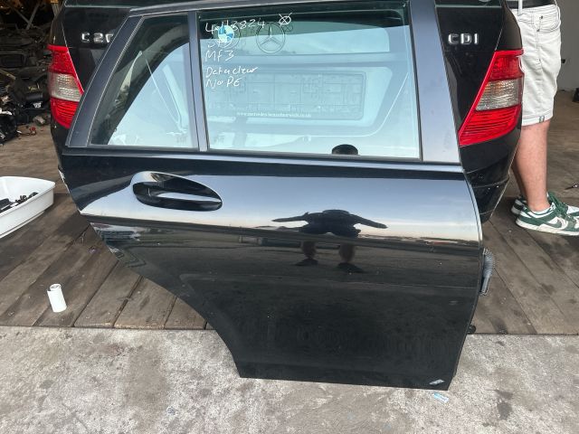 bontott MERCEDES-BENZ C-CLASS Jobb hátsó Ajtó (Részeivel)