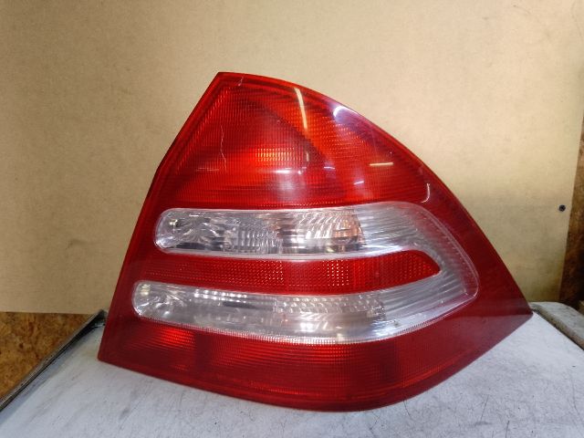 bontott MERCEDES-BENZ C-CLASS Jobb Hátsó Lámpa