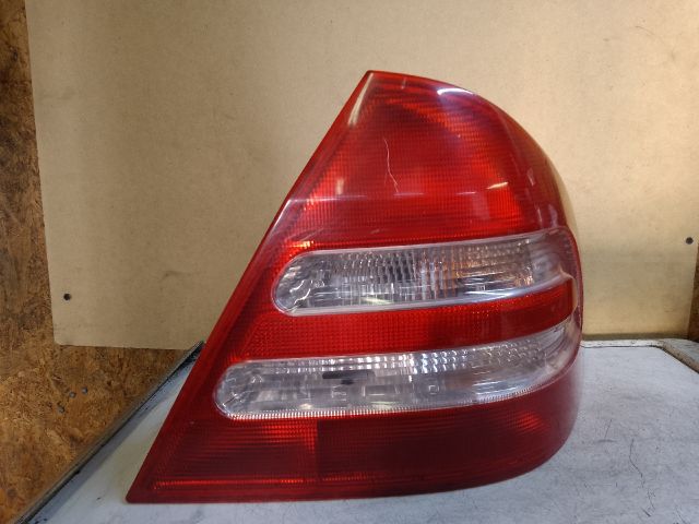bontott MERCEDES-BENZ C-CLASS Jobb Hátsó Lámpa