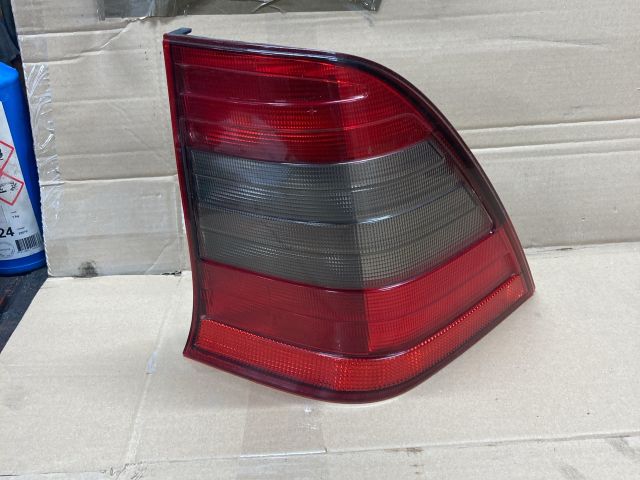 bontott MERCEDES-BENZ C-CLASS Jobb Hátsó Lámpa