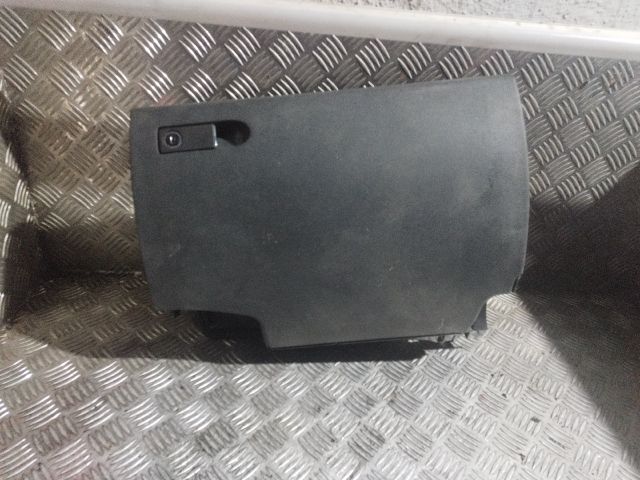 bontott MERCEDES-BENZ C-CLASS Kesztyűtartó