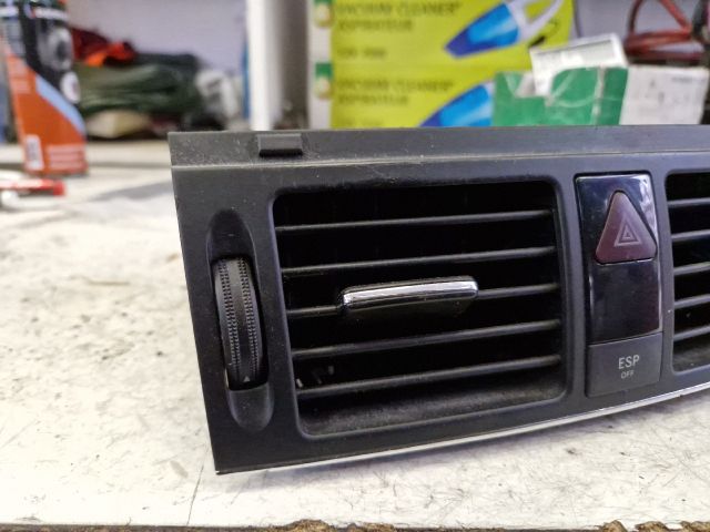 bontott MERCEDES-BENZ C-CLASS Középső Szellőző