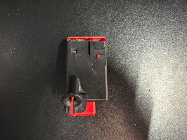 bontott MERCEDES-BENZ C-CLASS Motorháztető Nyitó Kar / Gomb