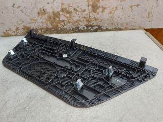 bontott MERCEDES-BENZ C-CLASS Műszerfal Középső Hangszóró Burkolat