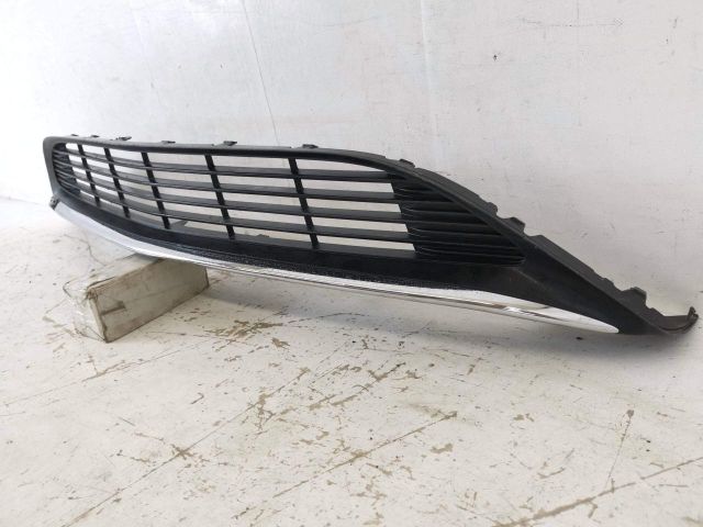 bontott MERCEDES-BENZ CLA Első Lökhárító Alsó Középső Díszrács