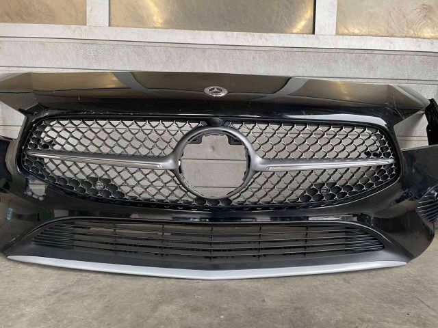 bontott MERCEDES-BENZ CLA Első Lökhárító (Részeivel)