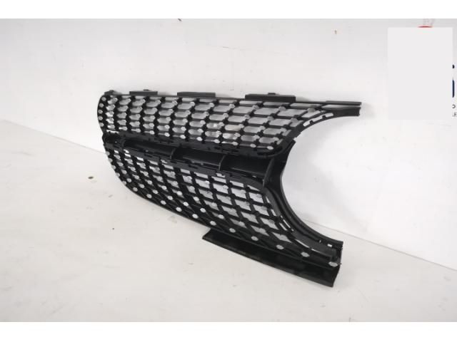 bontott MERCEDES-BENZ CLA Jobb első Lökhárító Díszléc