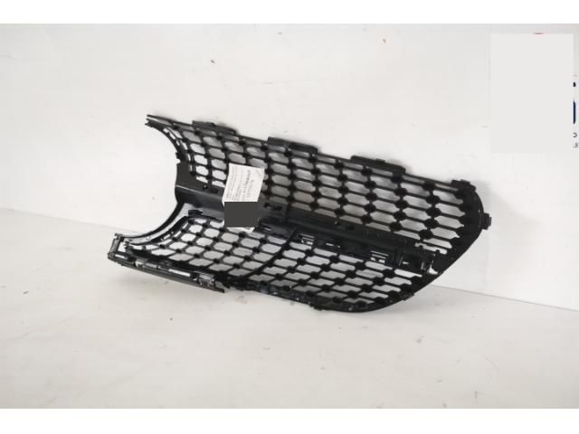 bontott MERCEDES-BENZ CLA Jobb első Lökhárító Díszléc