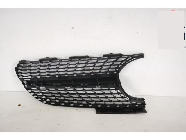 bontott MERCEDES-BENZ CLA Jobb első Lökhárító Díszléc