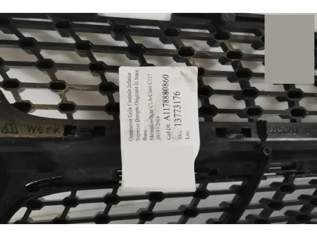 bontott MERCEDES-BENZ CLA Jobb első Lökhárító Díszléc