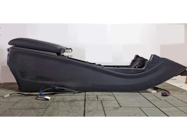 bontott MERCEDES-BENZ CLA Könyöklő