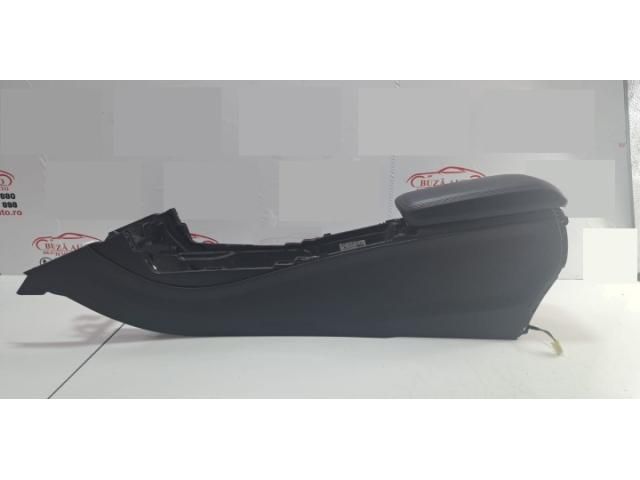 bontott MERCEDES-BENZ CLA Könyöklő