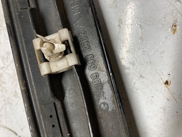 bontott MERCEDES-BENZ CLK Bal hátsó Sárvédő Díszléc