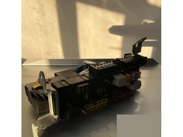 bontott MERCEDES-BENZ CLS Biztosítéktábla Csomagtér