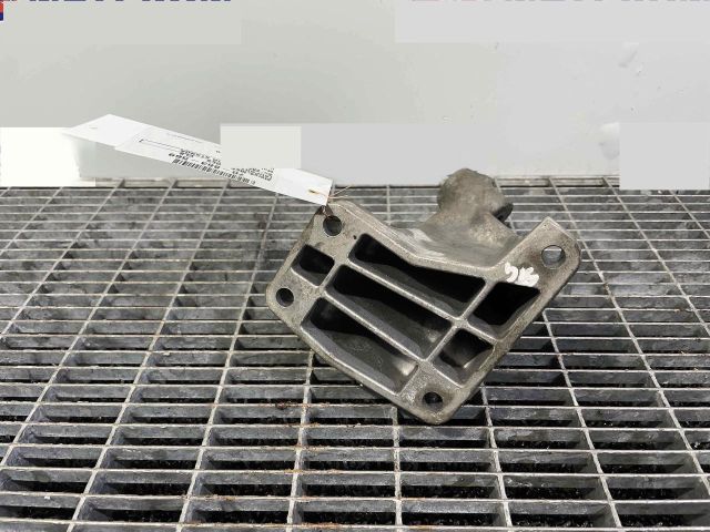 bontott MERCEDES-BENZ CLS Motor Tartó Bak Bal