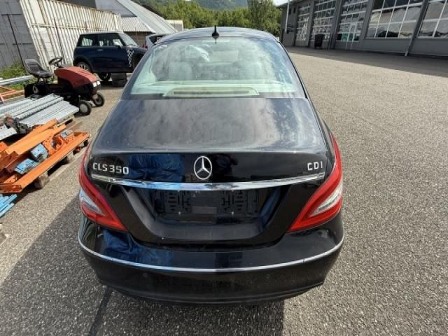 bontott MERCEDES-BENZ CLS Hátsó Lökhárító (Üresen)