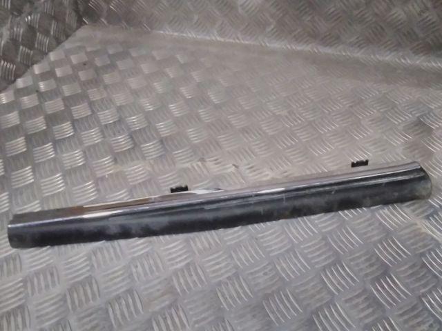 bontott MERCEDES-BENZ CLS Jobb első Küszöb Díszléc