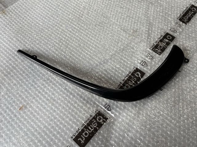 bontott MERCEDES-BENZ CLS Jobb első Lökhárító Díszléc