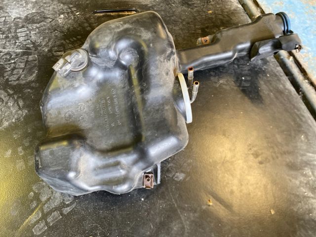 bontott MERCEDES-BENZ E-CLASS Ablakmosó Tartály