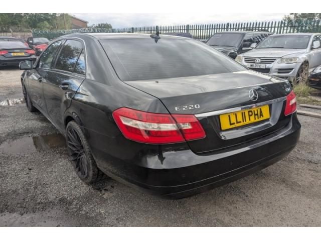 bontott MERCEDES-BENZ E-CLASS Alsó Padlólemez Burkolat