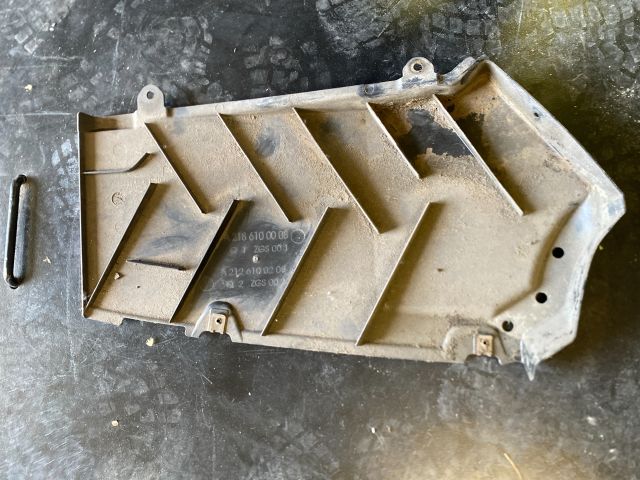 bontott MERCEDES-BENZ E-CLASS Alsó Padlólemez Burkolat