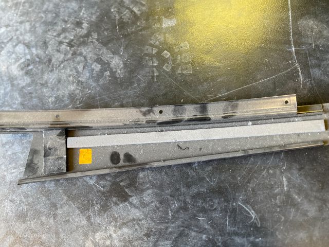 bontott MERCEDES-BENZ E-CLASS Bal B Oszlop Díszléc