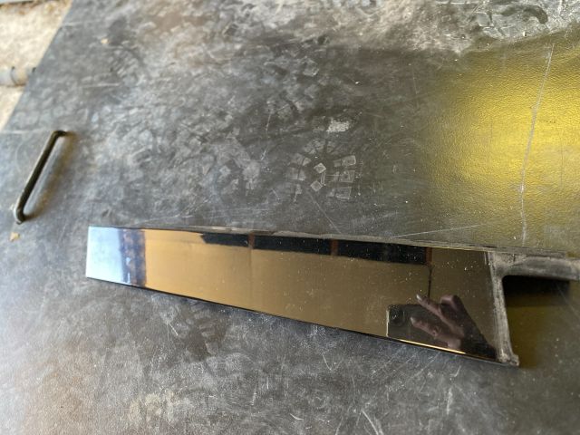 bontott MERCEDES-BENZ E-CLASS Bal B Oszlop Díszléc