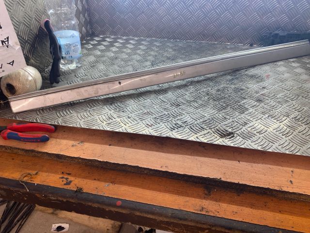 bontott MERCEDES-BENZ E-CLASS Bal első Ajtó Díszléc