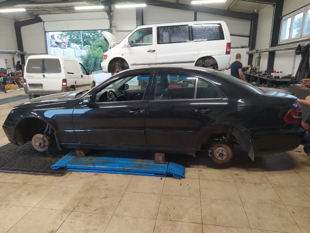 bontott MERCEDES-BENZ E-CLASS Bal első Zsanér