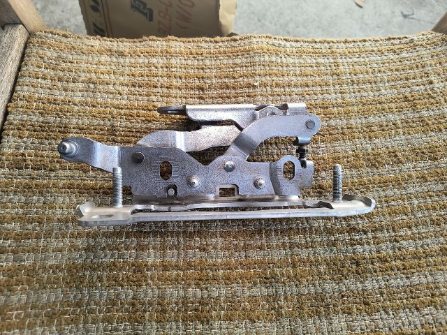 bontott MERCEDES-BENZ E-CLASS Bal Gyalogosvédelmi Rendszer Mechanika