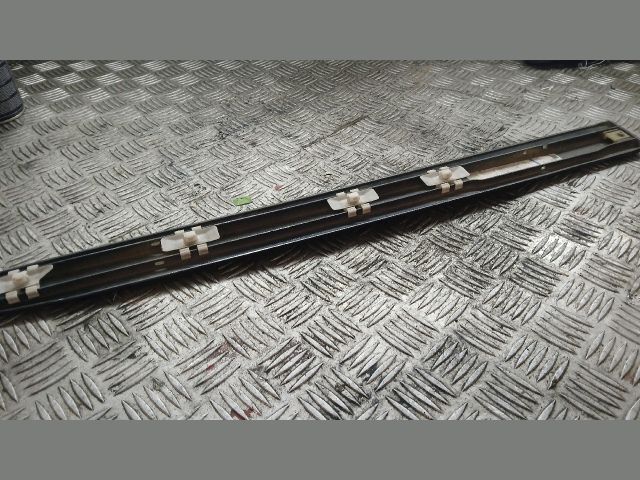 bontott MERCEDES-BENZ E-CLASS Bal hátsó Ajtó Díszléc