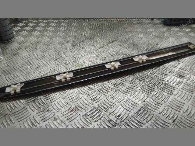 bontott MERCEDES-BENZ E-CLASS Bal hátsó Ajtó Díszléc