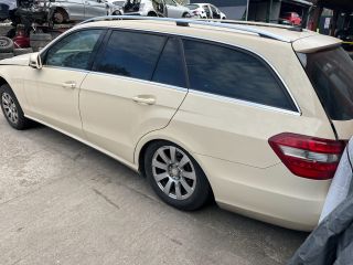 bontott MERCEDES-BENZ E-CLASS Bal hátsó Dobbetét (Kerékjárati, Műanyag)