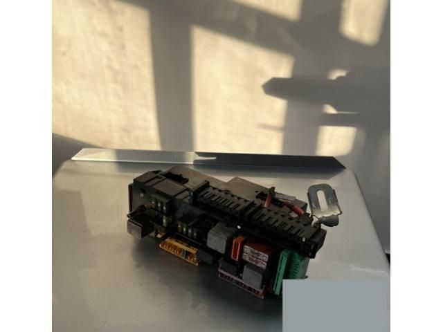 bontott MERCEDES-BENZ E-CLASS Biztosítéktábla Csomagtér