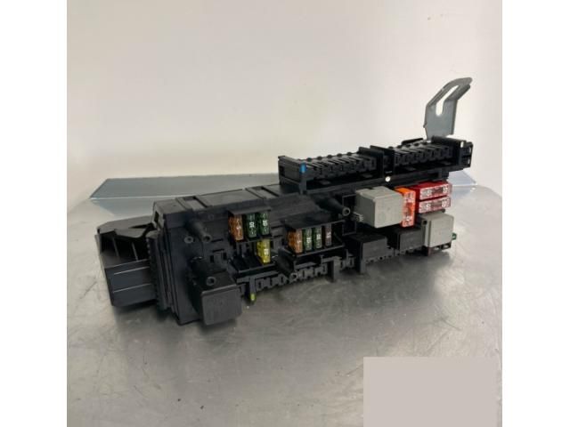 bontott MERCEDES-BENZ E-CLASS Biztosítéktábla Csomagtér