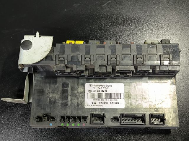 bontott MERCEDES-BENZ E-CLASS Biztosítéktábla Csomagtér