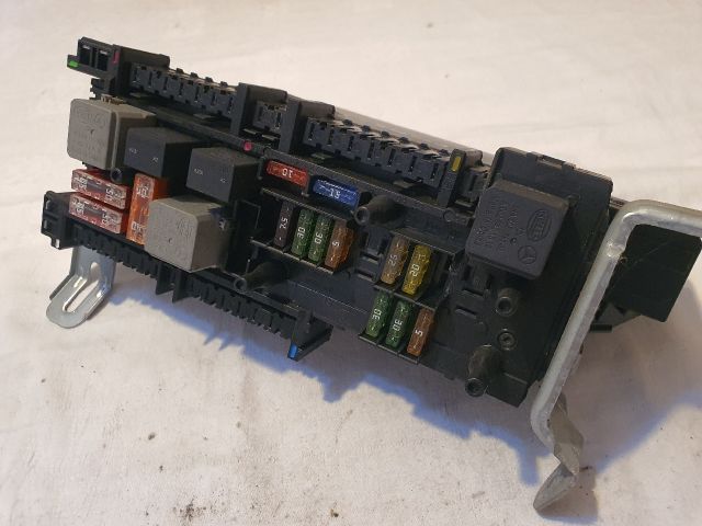 bontott MERCEDES-BENZ E-CLASS Biztosítéktábla Csomagtér