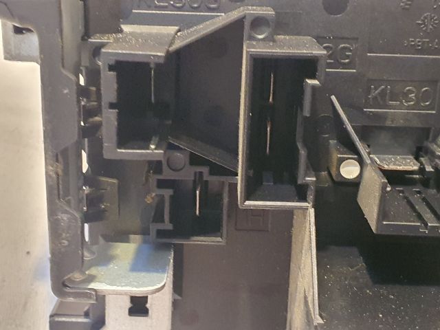 bontott MERCEDES-BENZ E-CLASS Biztosítéktábla Csomagtér