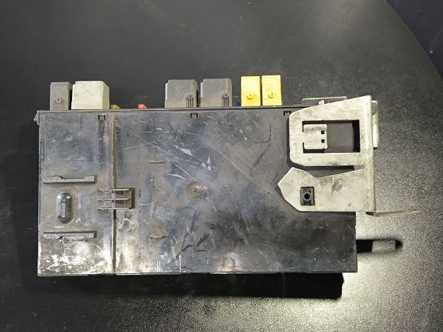 bontott MERCEDES-BENZ E-CLASS Biztosítéktábla Csomagtér