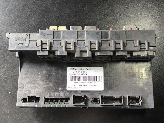 bontott MERCEDES-BENZ E-CLASS Biztosítéktábla Csomagtér