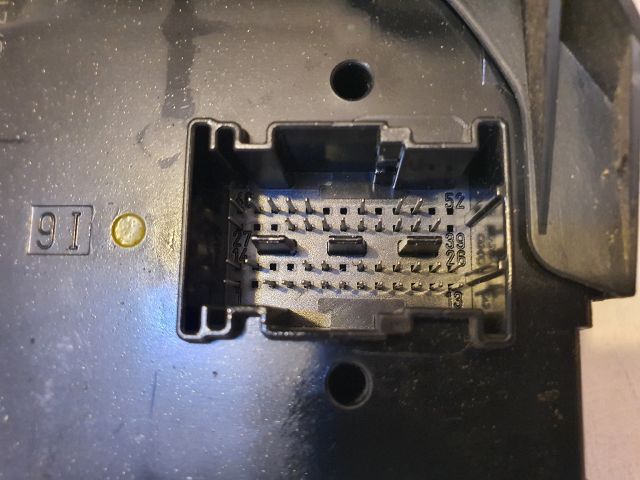 bontott MERCEDES-BENZ E-CLASS Biztosítéktábla Csomagtér